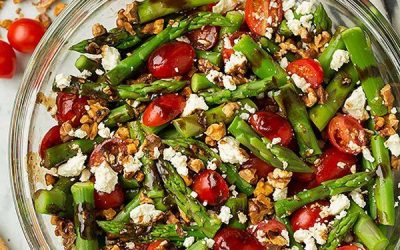 ENSALADA PRIMAVERA DE ESPÁRRAGOS, QUINOA, CEBOLLA EN VINAGRE Y QUESO FETA DE CABRA FRITO